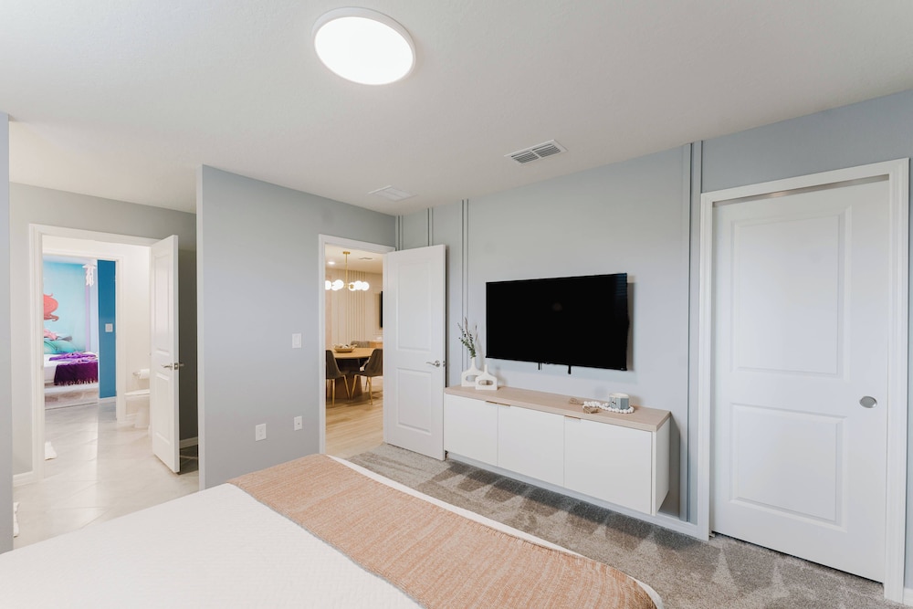 Stunning 8BR Pool Gameroom Minutes to Disney