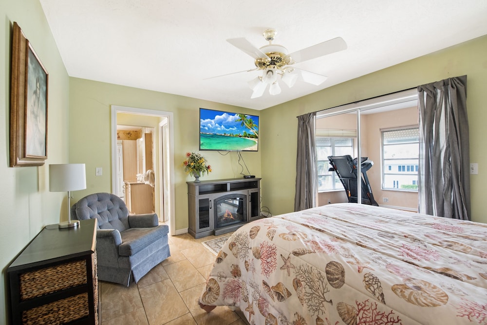 232 South Harbor Upstairs 3 Bedroom Apts by RedAwning view 3