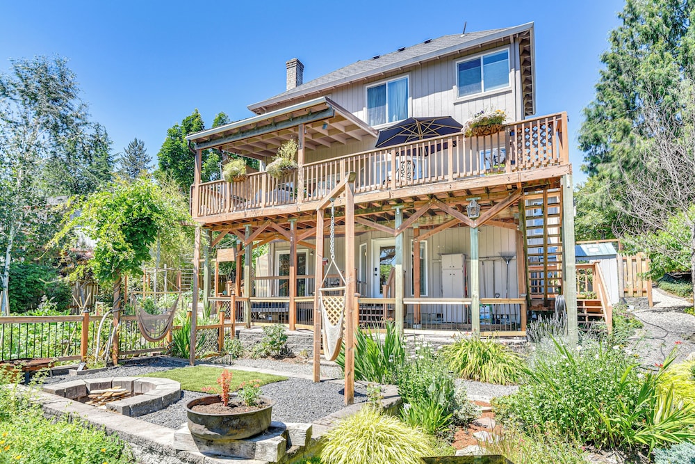 Backs to Wetlands: Tranquil Beaverton Retreat!