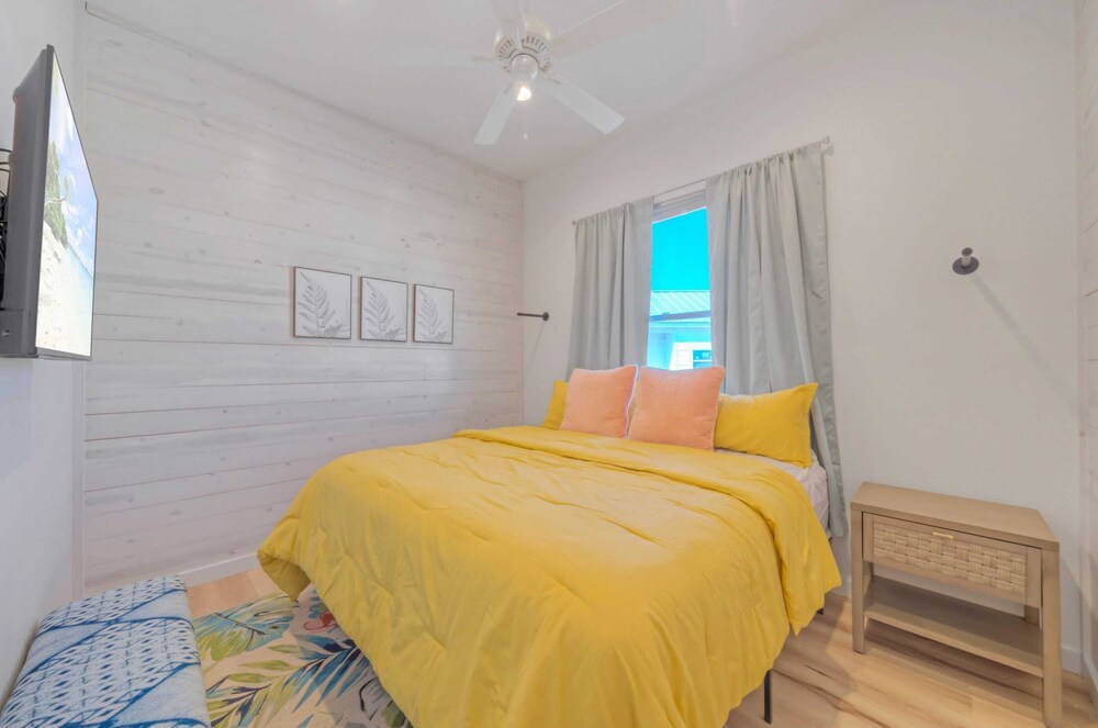 Sleeps 20 2 Homes w/ Beach Boardwalk Access, Water Canal Views, & Priv Pools
