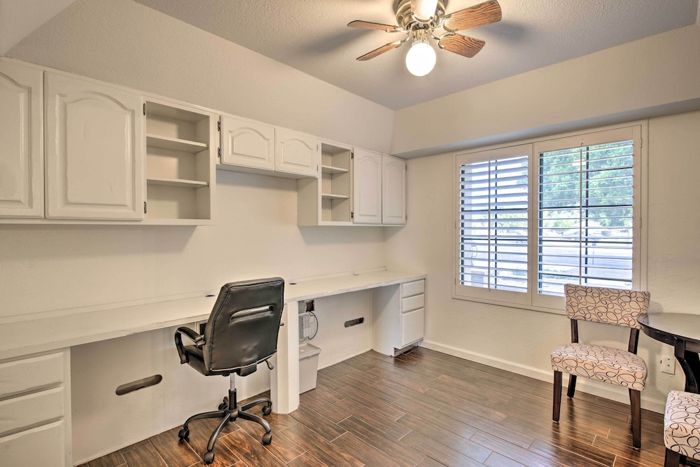 11 Mi to Phoenix: Tempe Escape w/ Patio & Bar! view 2