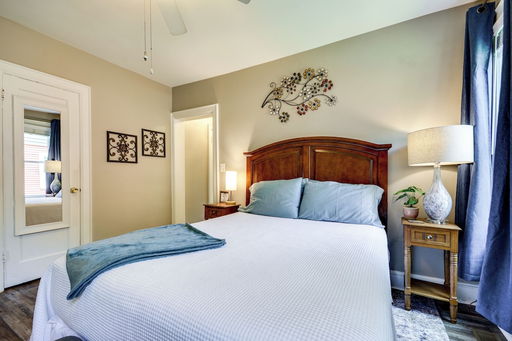 Walk Downtown: Inviting Apartment in Greensboro!