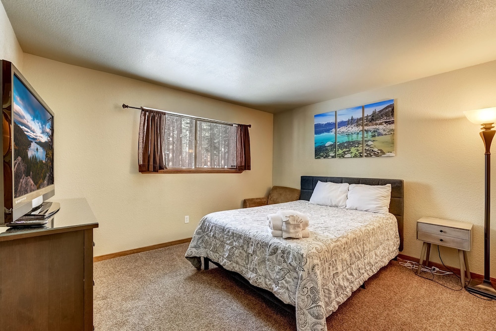 Cold Creek Chalet - Hot tub & Movie Room view 3