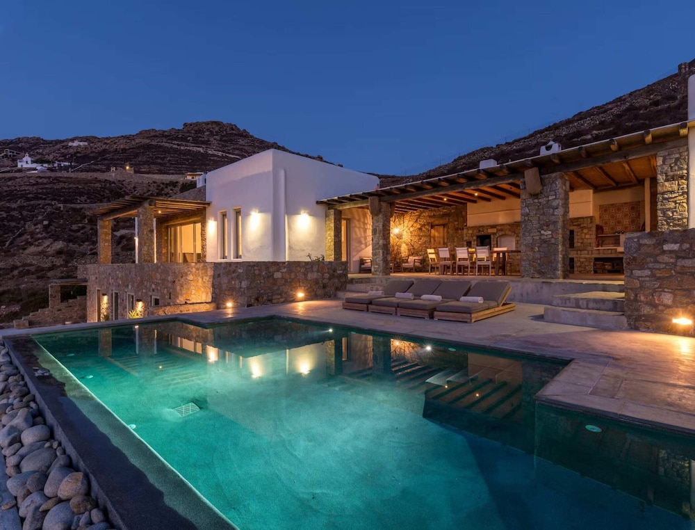 Charming Villa Near Ftelia Beach