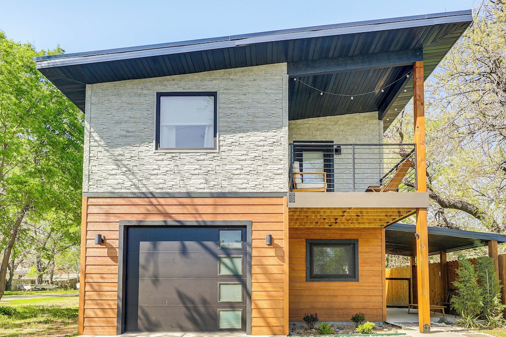 2 Blocks to Delano District: Modern Tiny Home!