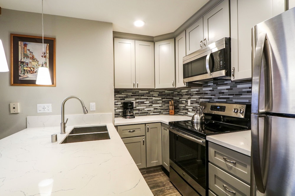 La Residence V S02 Remodeled and Cozy, Great Complex Amenities, Quiet Forest Setting by RedAwning