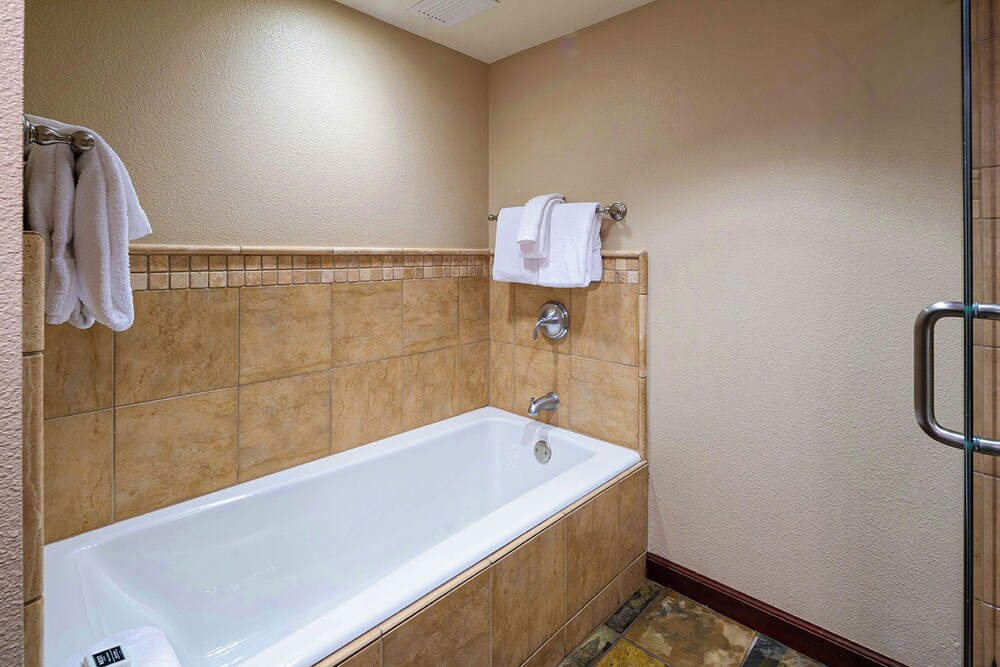 2BR Condo w/ Pool Access, Hot Tub, & ski In/out