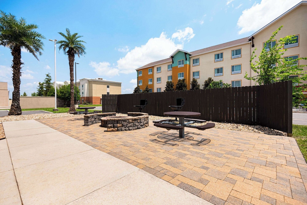 La Quinta Inn & Suites by Wyndham Gonzales LA
