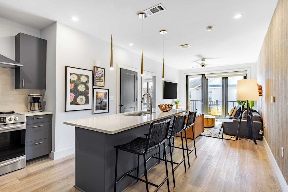 Sleeps 24 4 Modern Midtown Apartments w/ Gym + Pool Walkable to Shops & Eats