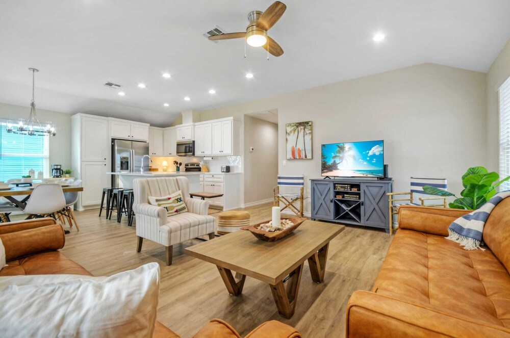 Sleeps 21, 2 Homes Private Pool, Patio Lounge w/ Fire Pit, Bar, TV, & Games