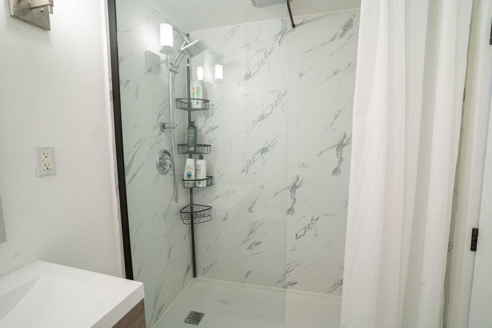 SUPERB 1 Bed Apt. Steps Away From Metro