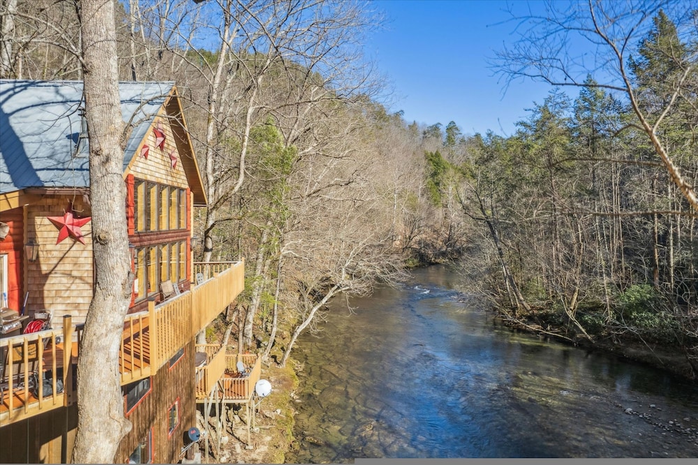 Very Secluded Breathtaking Riverfront Game Room