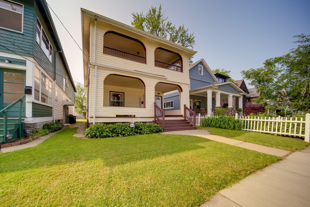 Vacation Rental w/ Porch & Views of Lake Erie! view 2