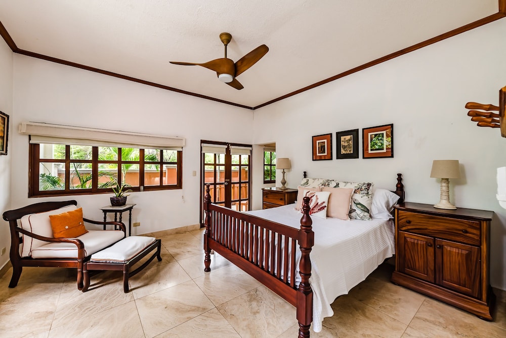 Luxury Beachfront 5 Bedroom Villa on Famous Beach