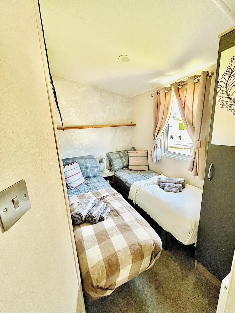 Cozy Newquay Lodge With Private Hot Tub,