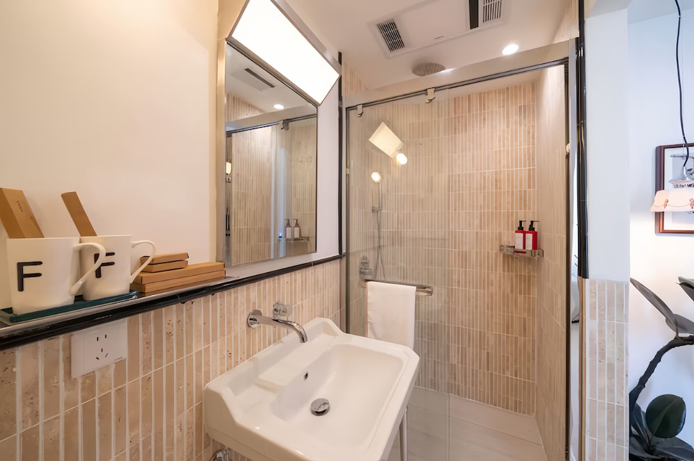 Shanghai Hills & Fan Stay