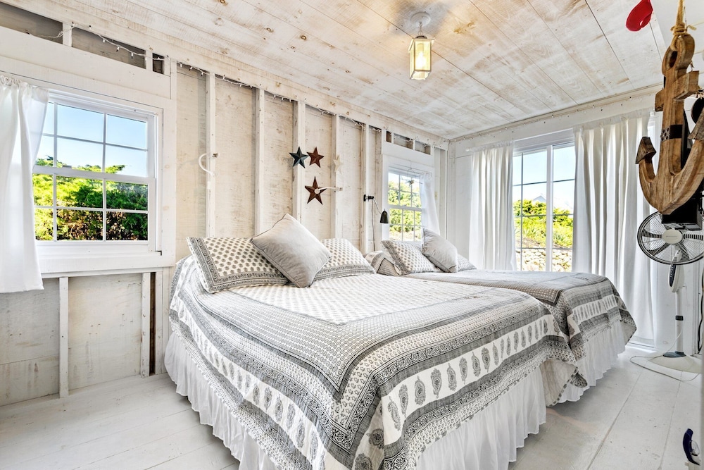 Beachwood Getaway Sleeps 10!