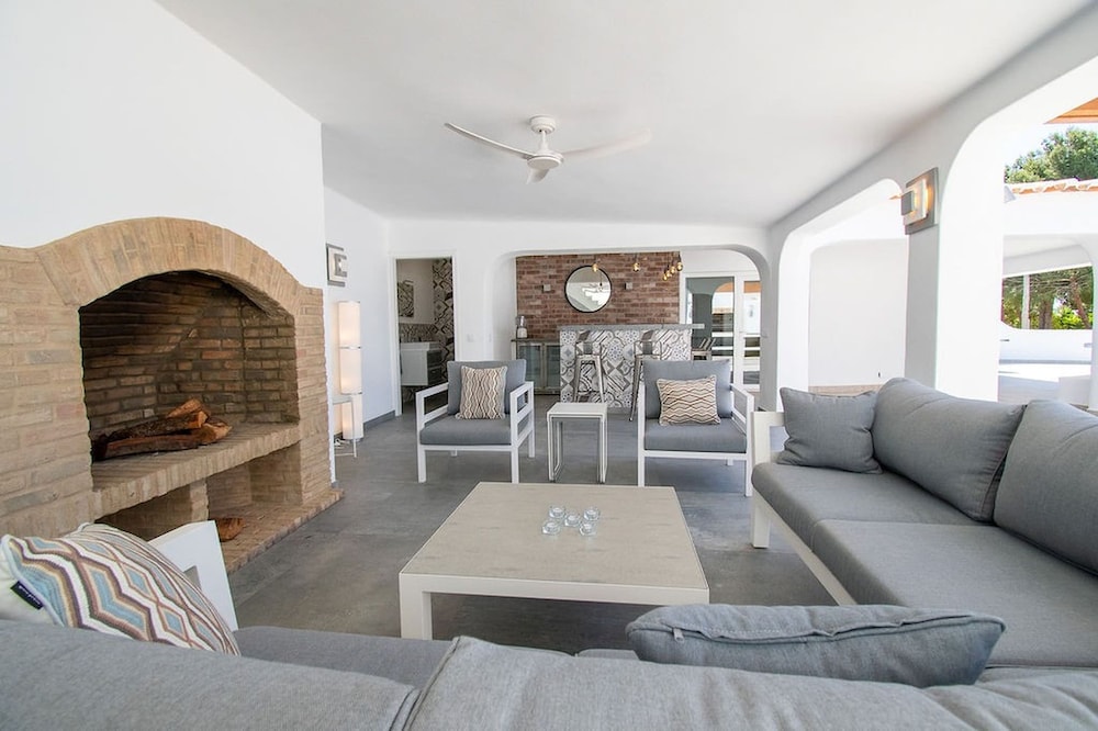 Lavanda Magnificent Five Bedroom Villa in Carvoe