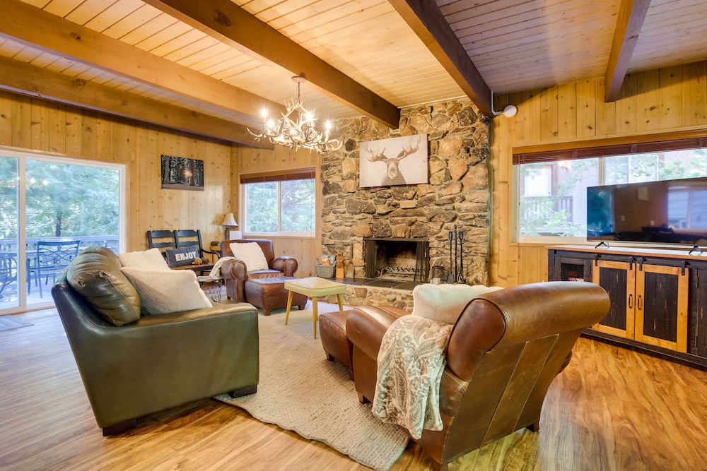 Steps to Lake Arrowhead: Cabin w/ Bbq!