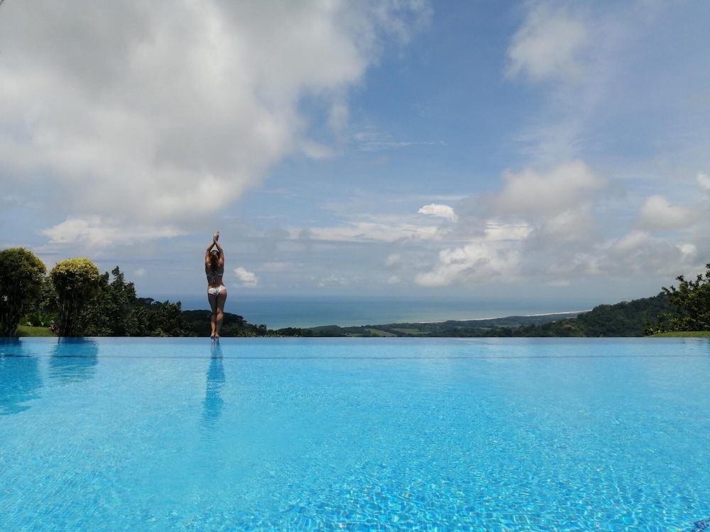 Lamangata - Luxury Surf Resort