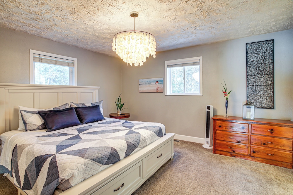 Hot Tub, Deck & Mtn Views: Nine Mile Falls Duplex