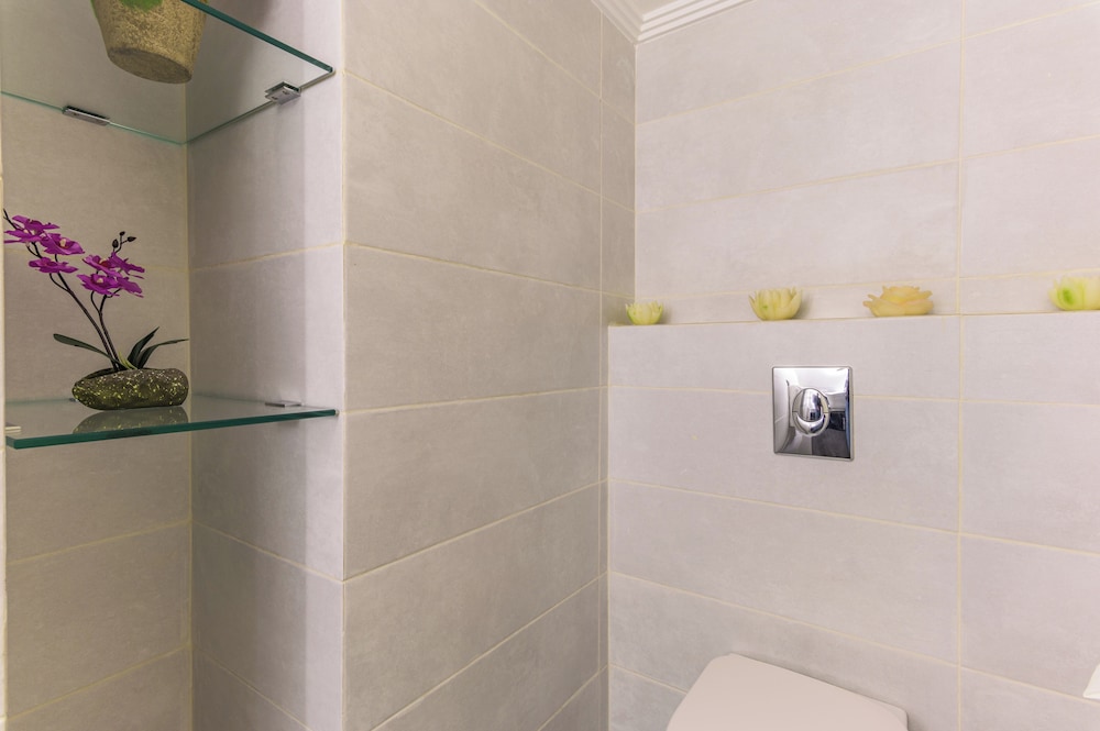 Orano -Chic 2-Bedroom Apt in Bsalim