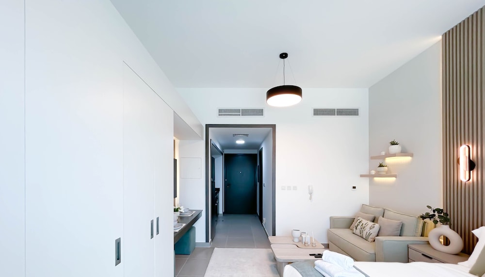 Urban Escape Studio Pool, Gym & Stylish Living