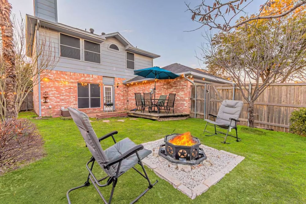 Frisco Castle 3BR Garage Parking Gated Backyard