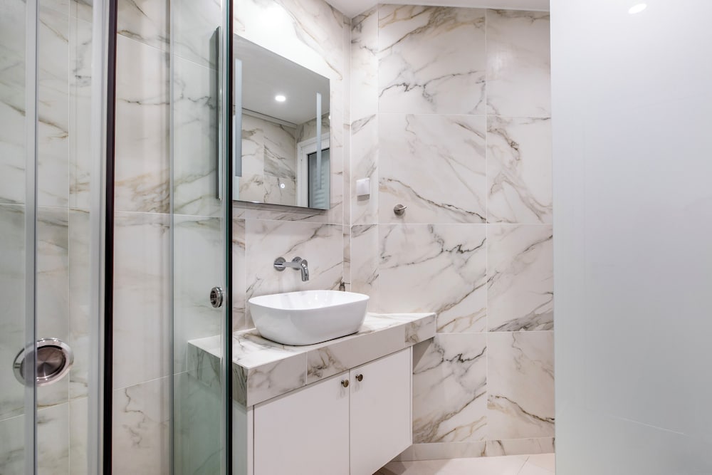 Attica - Captivating 2-Bedroom Apt & Balcony in Athens