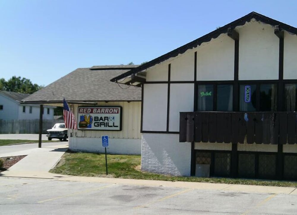 Des Moines Vacations - Budget Inn  Suites - Property Image 6