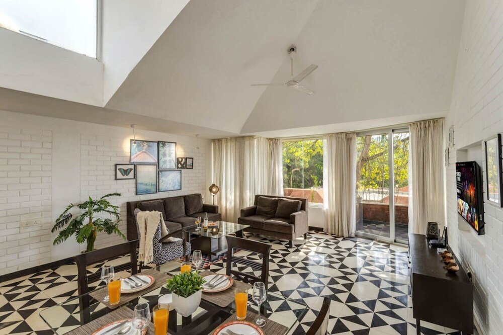 Modern 2bhk w Rooftop Pool 10 Mins Drive to Beach