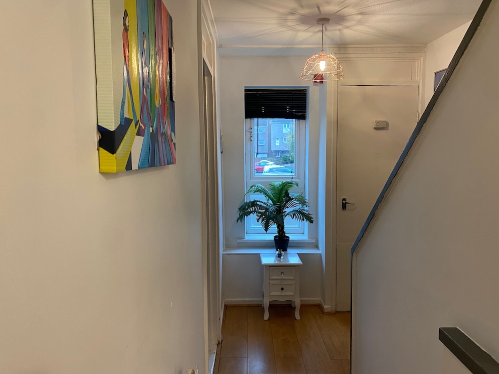 Living Large 5BR Home - Parking - Ideal for Groups
