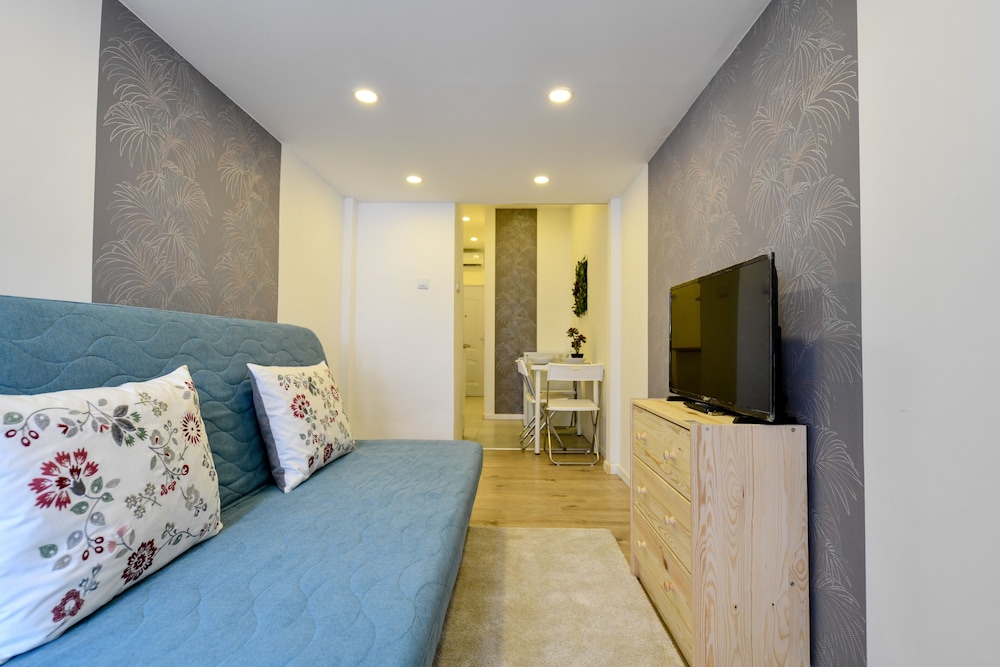 Cosy flat in Dob street, Juliet view 3