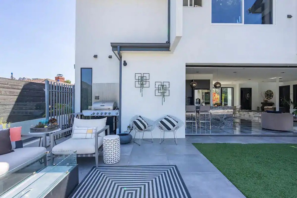 Troy Dr - Sleek & Modern Hollywood Hills Home With Stunning Views