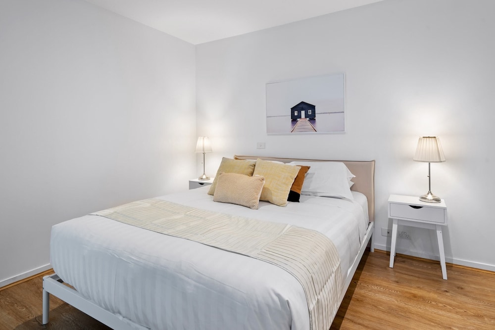 Central 2-bed Apartment With Parking,