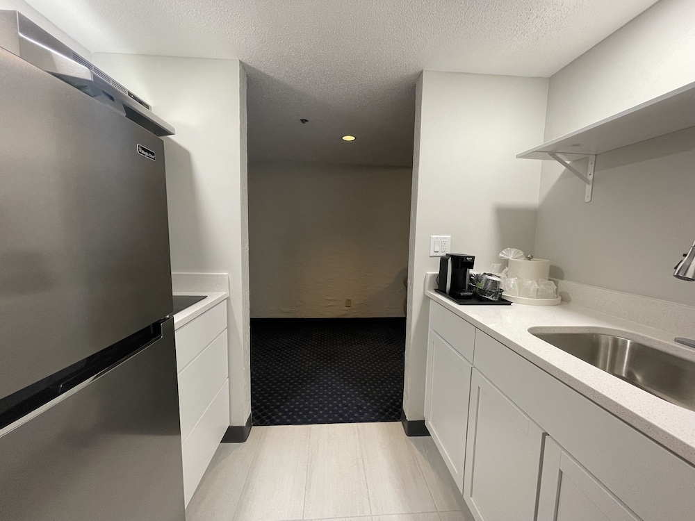 Bloomington Vacations - The Chateau Hotel and Conference Center - Property Image 42