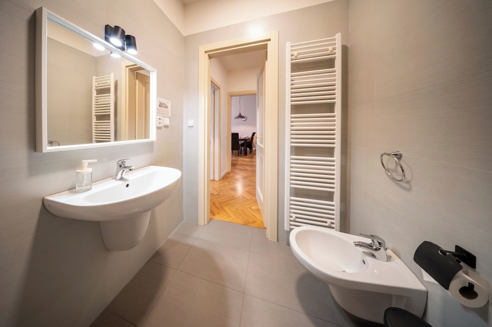 1 Bed Flat - Sleeps 5 - Parking - Wifi