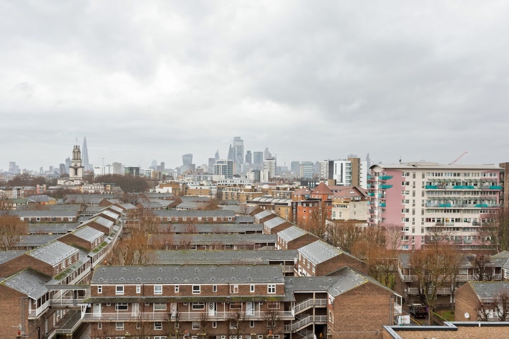 Modern 1 Bedroom Apartment Near Canary Wharf With Balcony