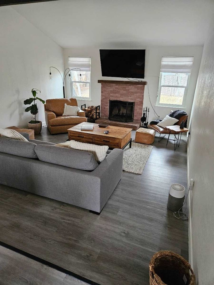 Cozy Family Haven in Sparks - Pet Friendly - Fenced Yard
