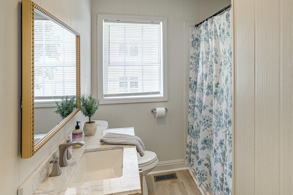 Walk to Ole Miss! Updated Home Near Oxford Square