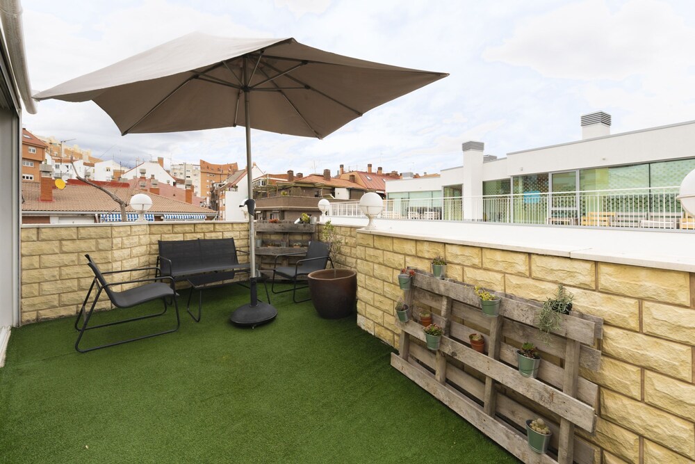 M Pgui1a Tico con Amplia Terraza y Vistas Panor