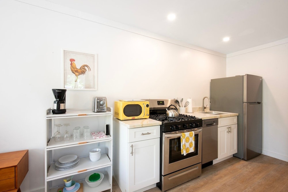 Laughing Bird Studio #7 - Brand New Stylish Apartment, Pool, Bea 1 Bedroom Condo, photo 17