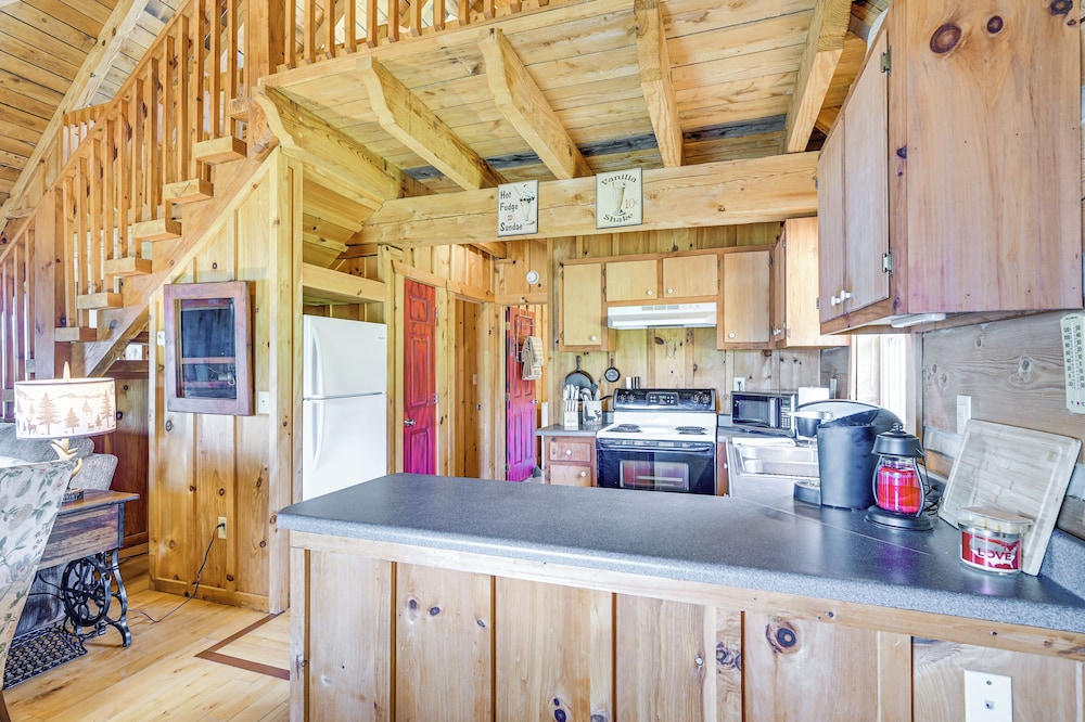 2 Mi to Mabry Mill: Mtn-view Cabin w/ Porch!