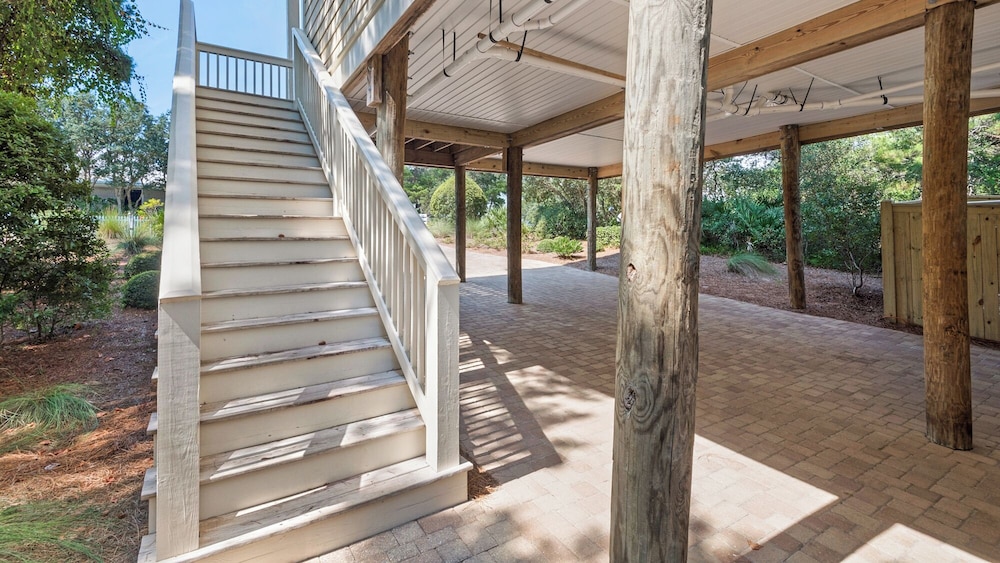 Stunning 4 Bd/4.5 BA - Free Wifi - Easy Walk to Beach