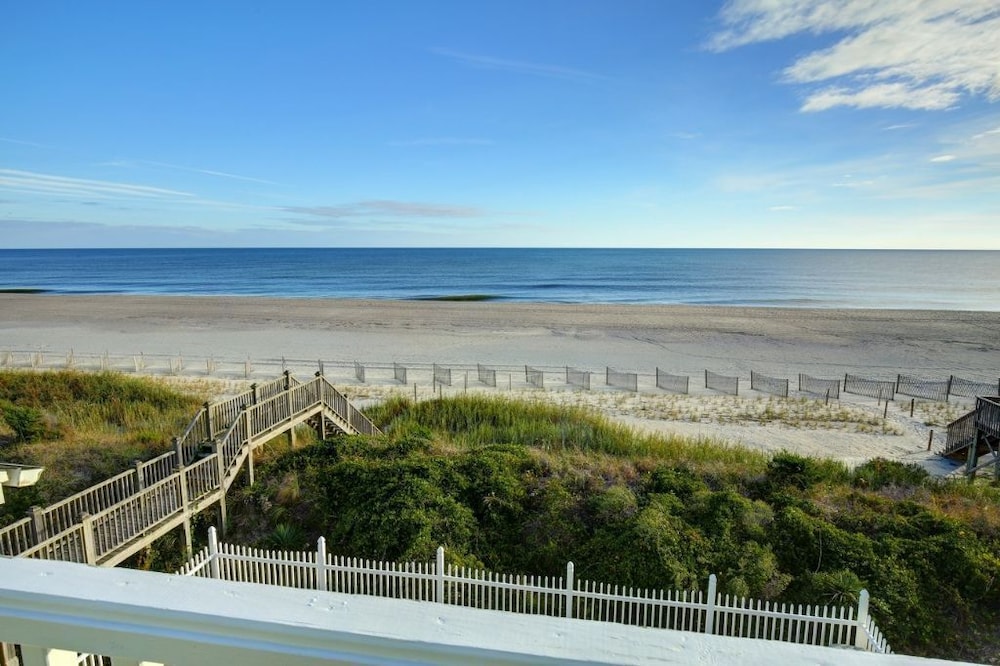 Sweet Dreams Private 4 Bedroom Home by RedAwning