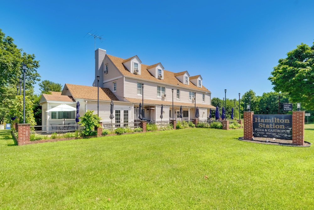 Near Shops, Eats & Trails: Loudon County Apt!