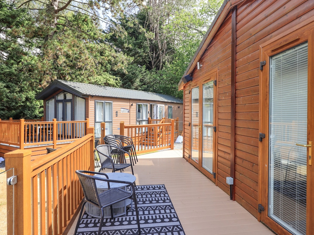 Lakes Lodge
