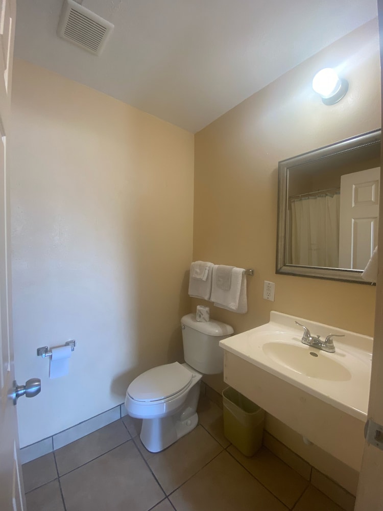 Sunset Motel - Property Image 10