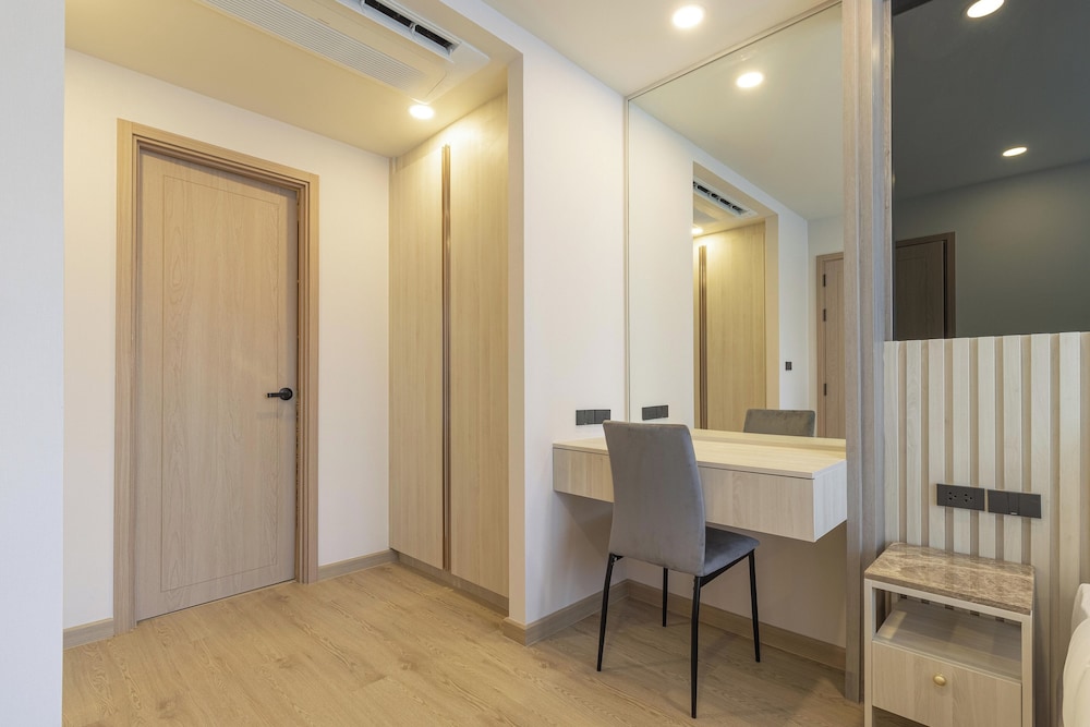 1BR with Pool Gym Great Location C246