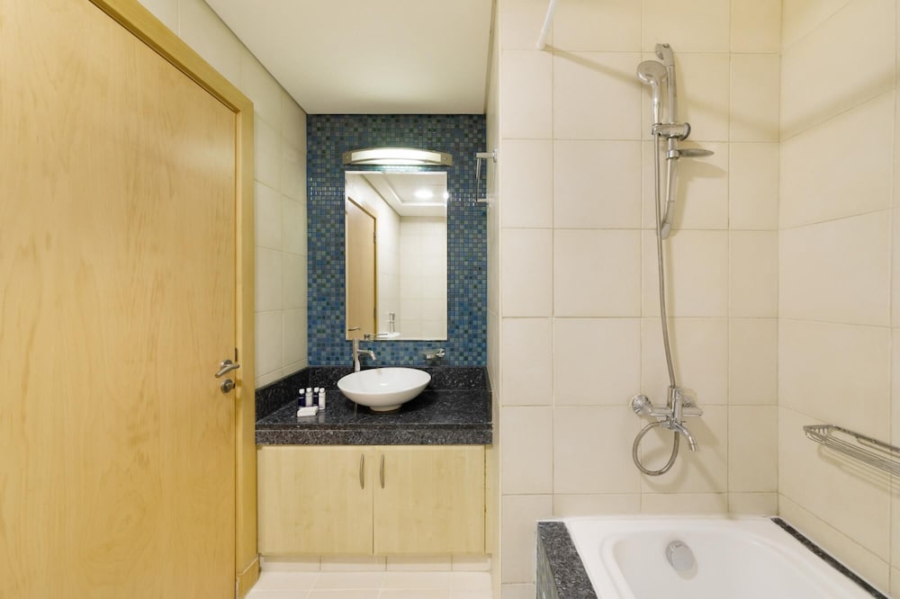 Stylish Apt With Large Patio Close to the Beach